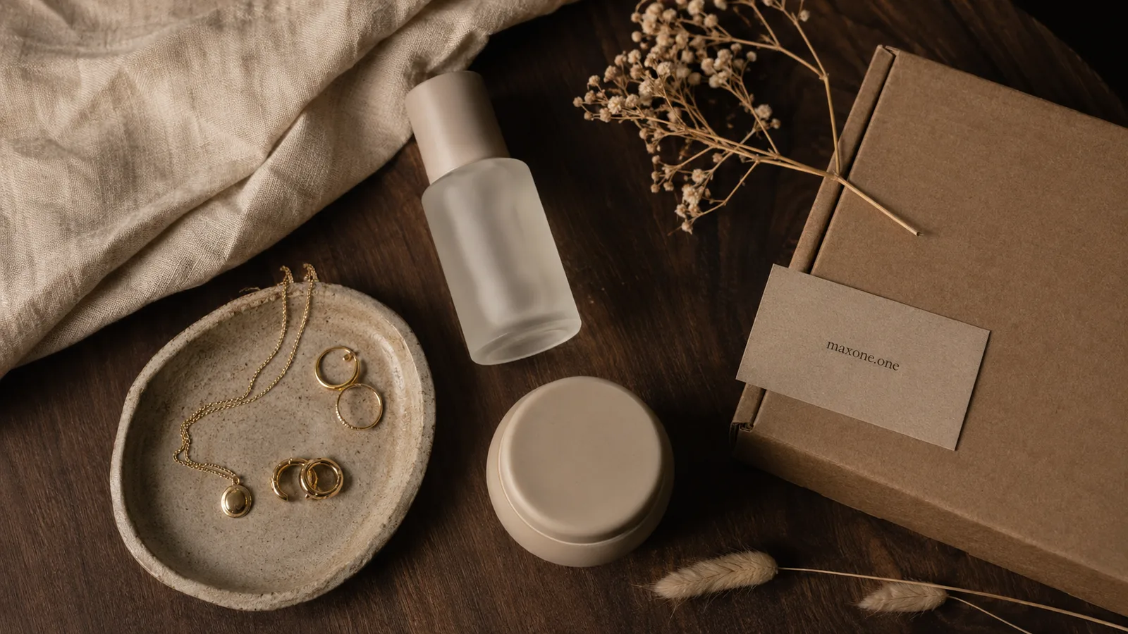 Hochwertige D2C-Produkte: Schmuck, Pflege und Kosmetik mit maxone.one-Verpackung